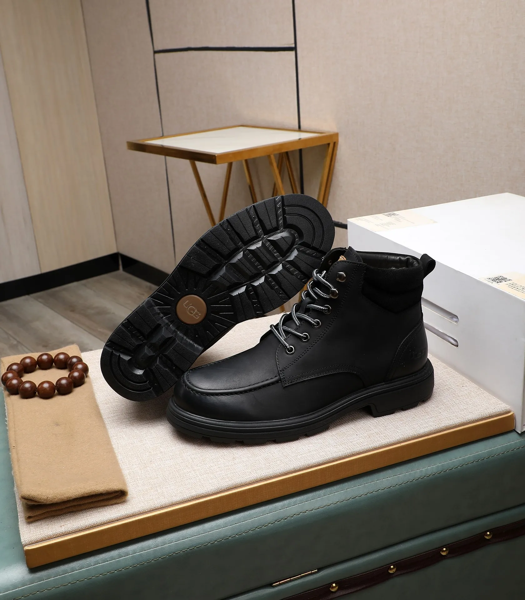 Men's men's shoes💰640 UGG (100% genuine wool lining, 10% off for fake ones) Please pay attention to the quality of the original order and compare the thickness of the wool🏮🏮Hot-selling UGG from Australia's warm luxury brand men's shoes, the official website is synchronized, Beckham men's style..., made of imported top-layer waxed cowhide, waxed toe cap, Australian real wool velvet lining Carefully sewn...Imported rubber Martin boots outsole (comfortable, soft and wear-resistant). I really like the quality..Exquisite workmanship. You can't put it down at first sight. Size 39-44